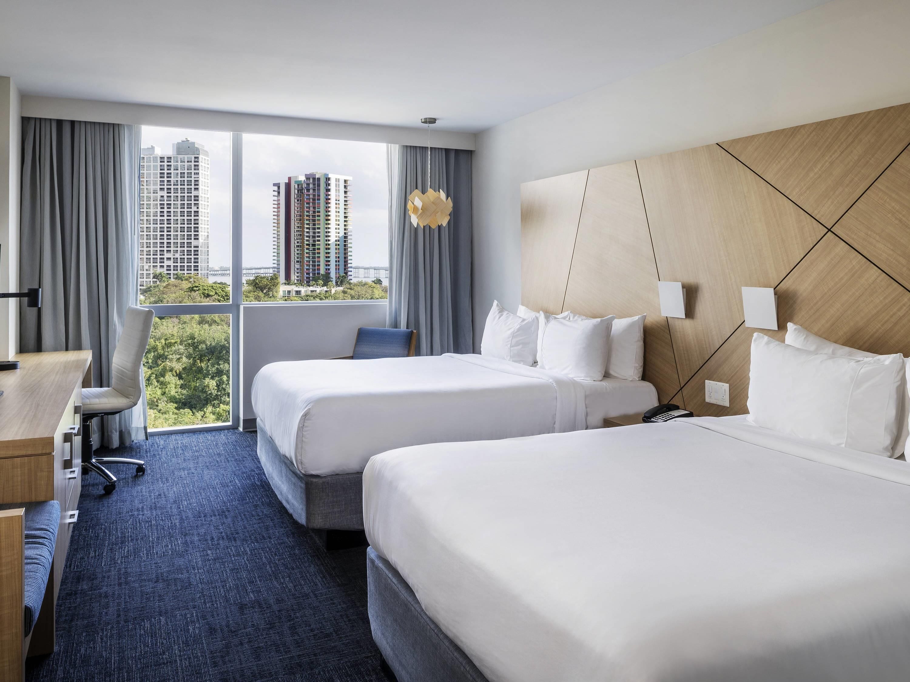 Ropa de cama de alta calidad, minibar, caja fuerte y escritorio