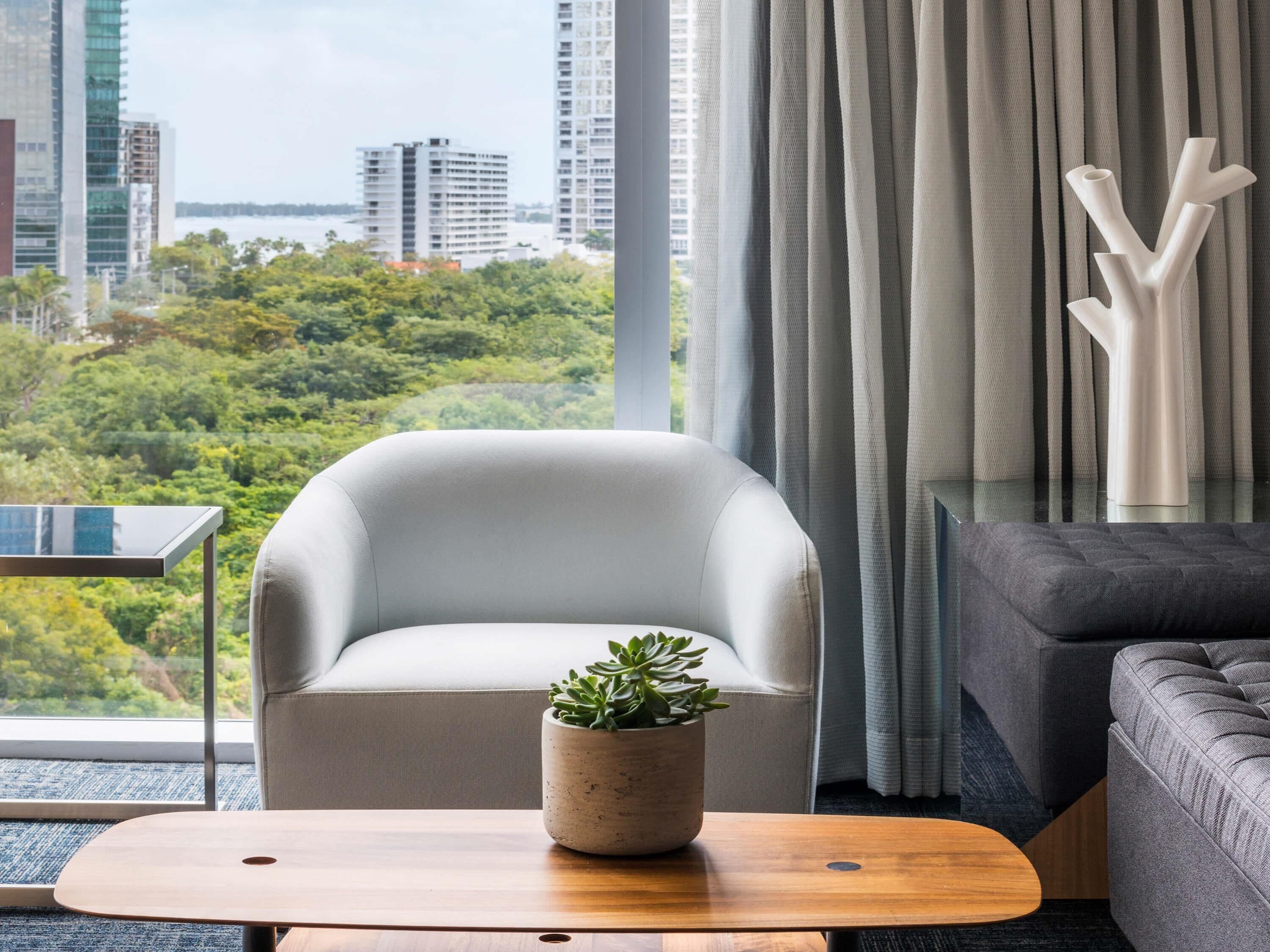 Executive-sviitti, 1 makuuhuone (King, City and Bay view) | Ylelliset vuodevaatteet, minibaari, tallelokero huoneessa, työpöytä