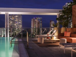 Una piscina al aire libre, camas de piscina gratis