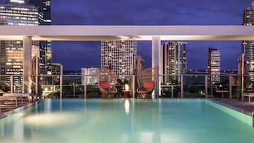 Una piscina al aire libre, camas de piscina gratis