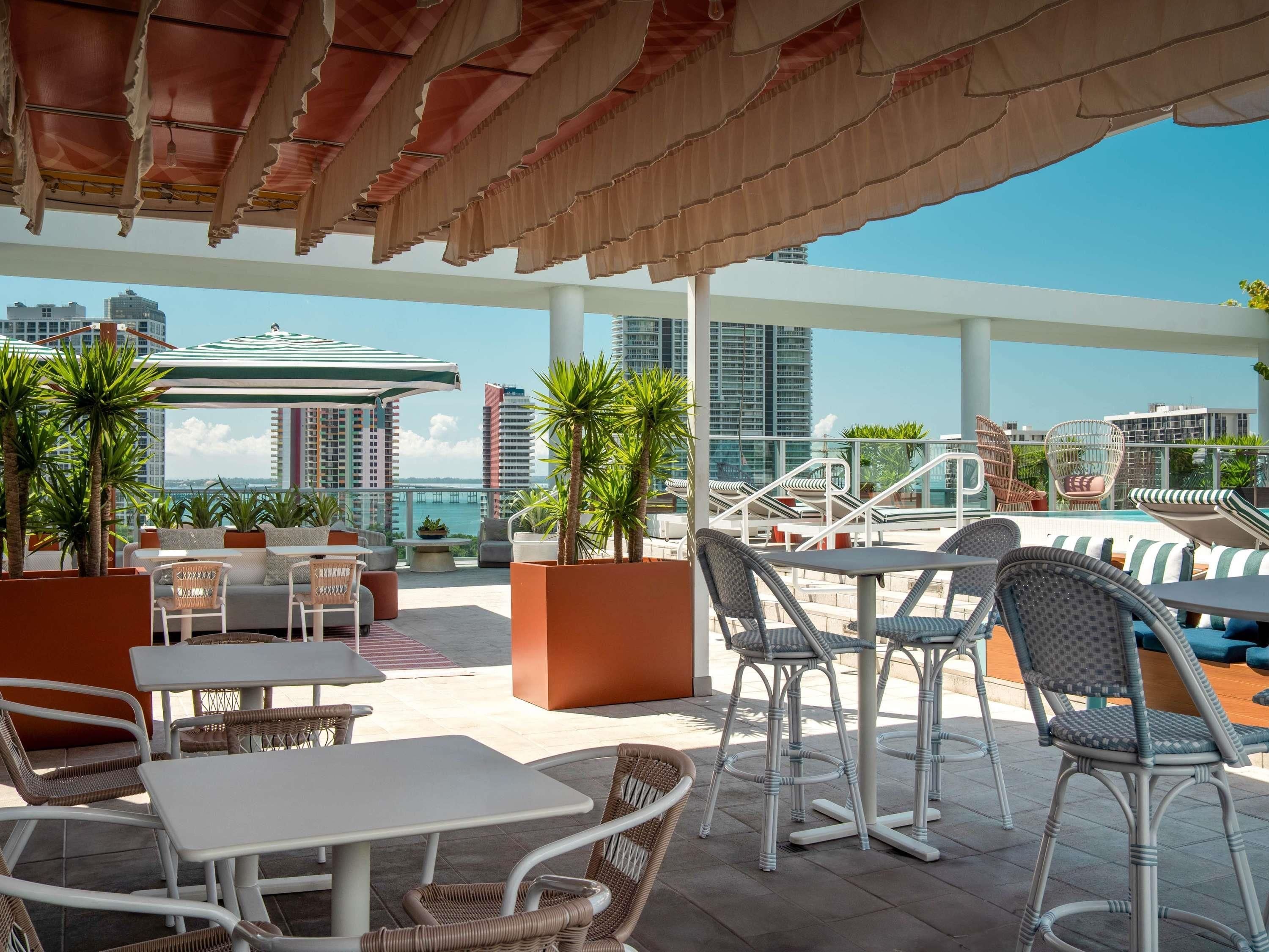 Eine Dachterrasse mit Außenbereich, einem Pool und Blick auf die Skyline der Stadt.
