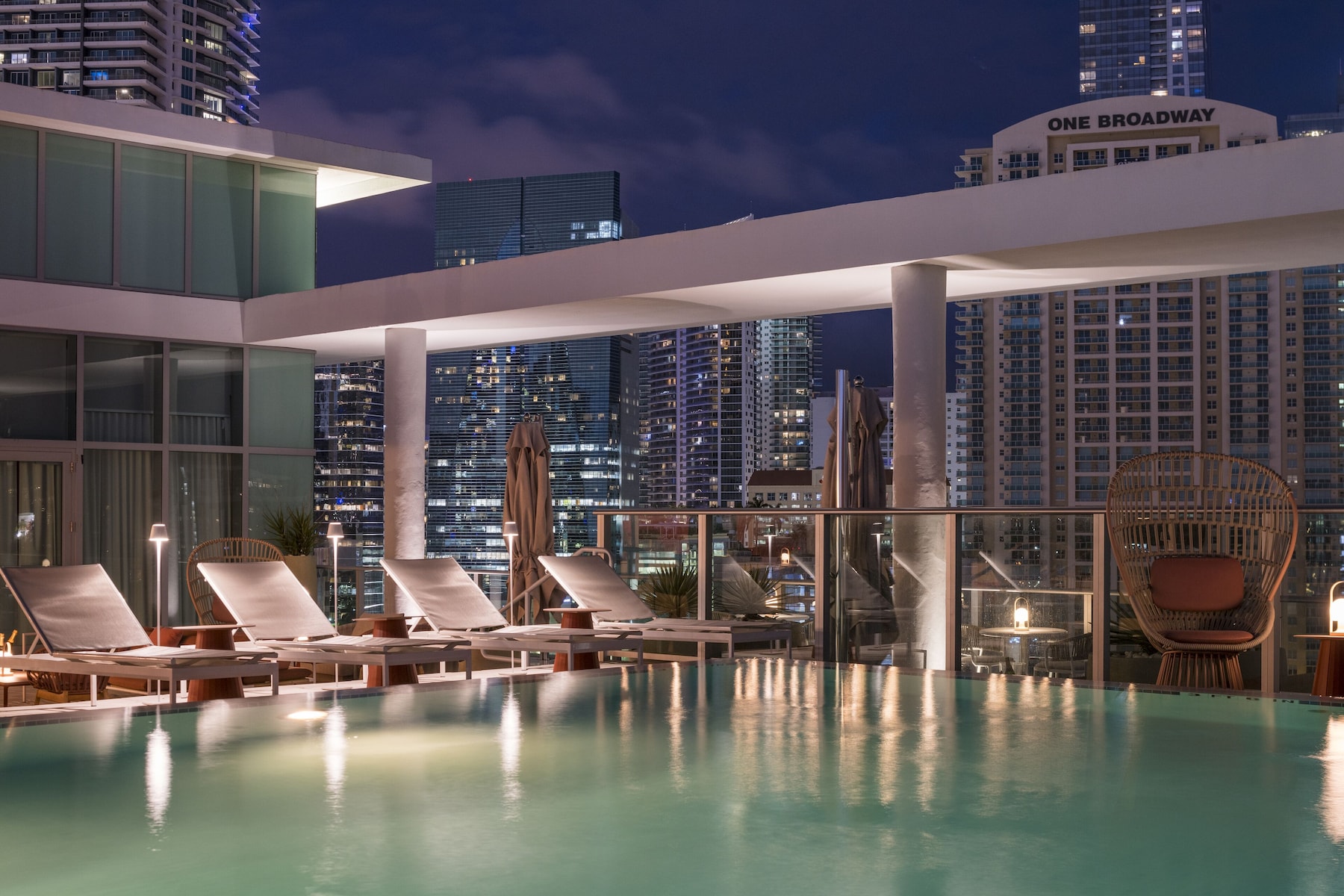 Outdoor pool, free cabanas, sun loungers