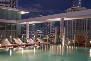 Outdoor pool, free cabanas, sun loungers