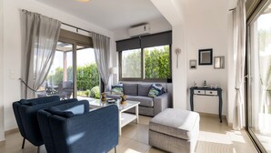 Biệt thự Cao cấp, 4 phòng ngủ, hồ bơi riêng, sát bãi biển (Agnes) | 4 phòng ngủ, bộ đồ giường cao cấp, két bảo mật tại phòng, bàn 