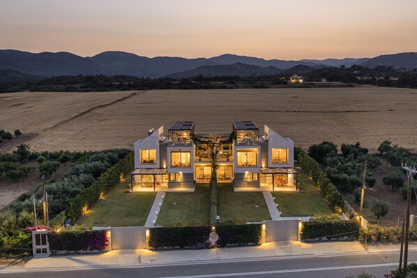 Vista frontal de la propiedad