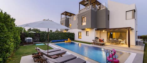 4 bedrooms, premium bedding, in-room safe, desk