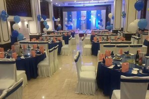 A banquet hall with round tables, white chairs, and blue and white balloons. - Fulaidun Business Hotel (Ningbo Airport Yadu Subway Station) (NINGBO)
