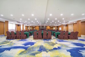 A conference room with multiple tables and chairs, a carpeted floor, and a high ceiling with recessed lighting. - Fulaidun Business Hotel (Ningbo Airport Yadu Subway Station) (NINGBO)