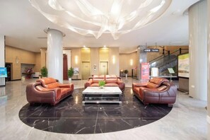 A lobby with leather sofas, a coffee table, and a large chandelier. - Fulaidun Business Hotel (Ningbo Airport Yadu Subway Station) (NINGBO)