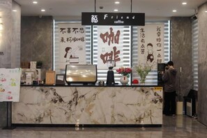 A coffee shop with a marble counter, a menu board, and a sign above the counter. - Fulaidun Business Hotel (Ningbo Airport Yadu Subway Station) (NINGBO)
