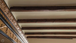 A ceiling with exposed wooden beams and a white wall. - Italianway   - Argelati (Milan)