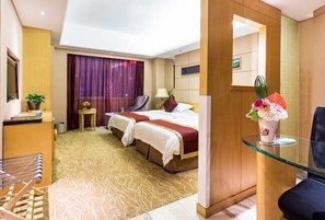 A hotel room with a large bed, two bedside tables, a desk, and a chair. - New Forestry Hotel (Xiamen Railway Station Mingfa Plaza Branch) (Xiamen)