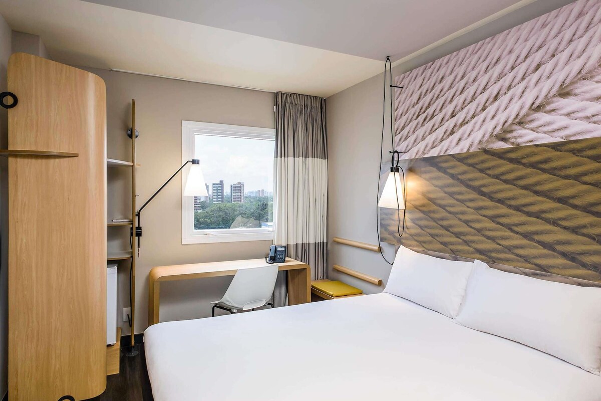 Minibar, in-room safe, desk, WiFi (free)