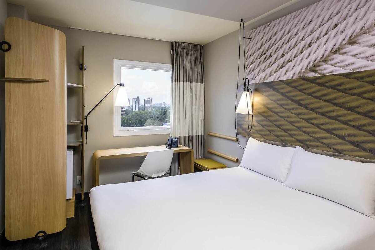 Standard Room, 1 Double Bed | Minibar, in-room safe, desk, free WiFi