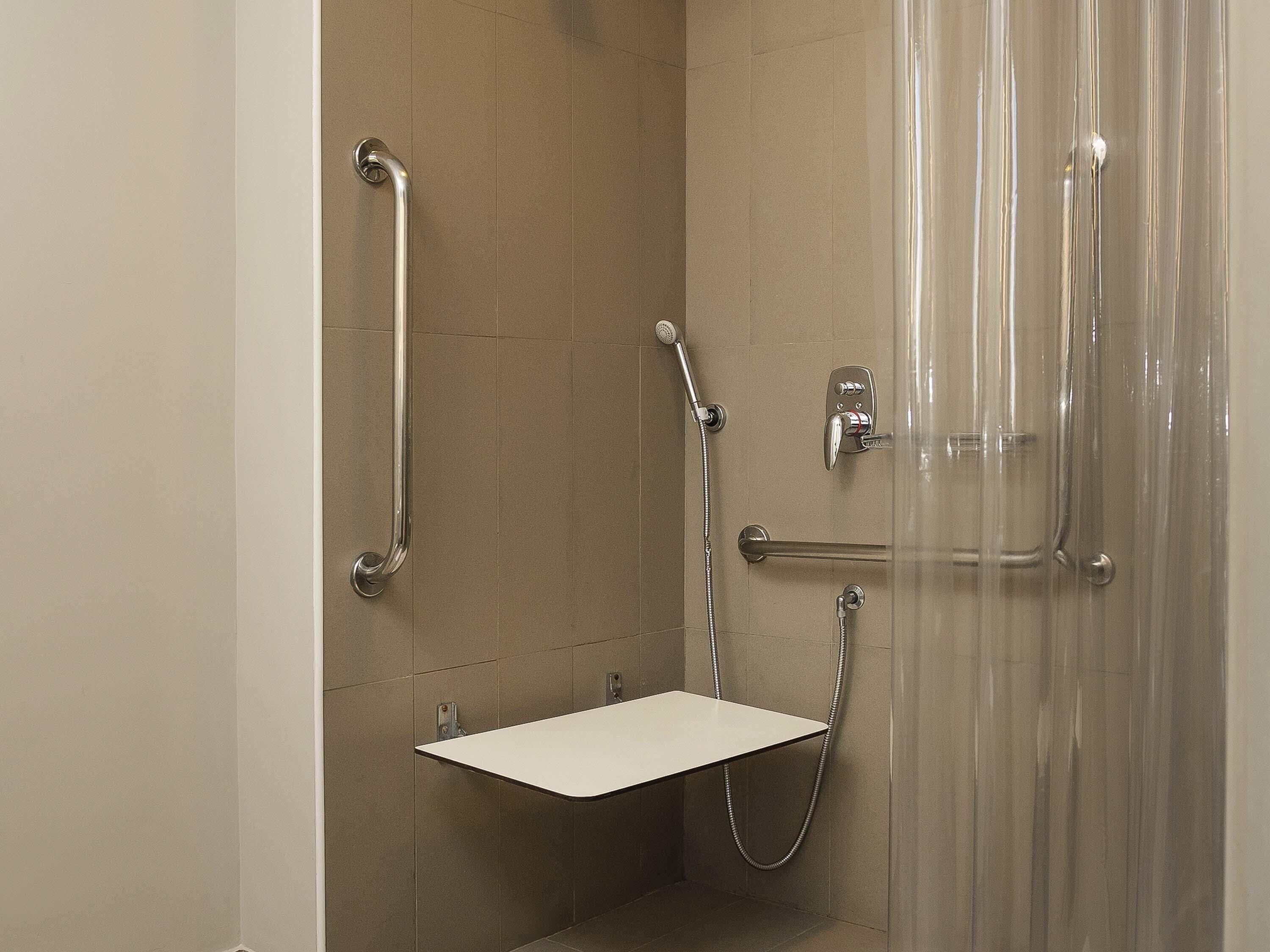 standard room, 1 double bed, accessible (adapted) | minibar, in-room safe, desk, free wifi