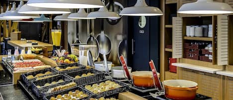 Daily full breakfast (BRL 40 per person)