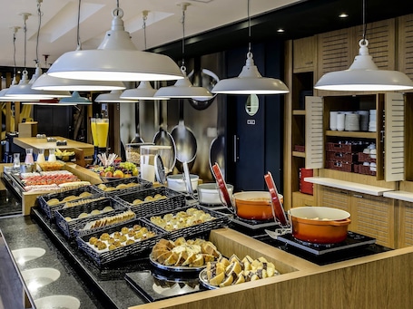 Daily full breakfast (BRL 40 per person)