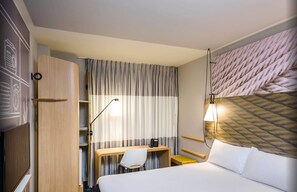Standaard kamer, 1 tweepersoonsbed met slaapbank | Een minibar, een kluis op de kamer, een bureau, gratis wifi