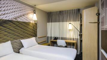 Standard Twin Room, 2 Katil Bujang (Single) | Bar mini, peti besi dalam bilik, meja, Wi-fi percuma