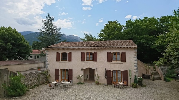 Desk, blackout curtains, soundproofing, rollaway beds