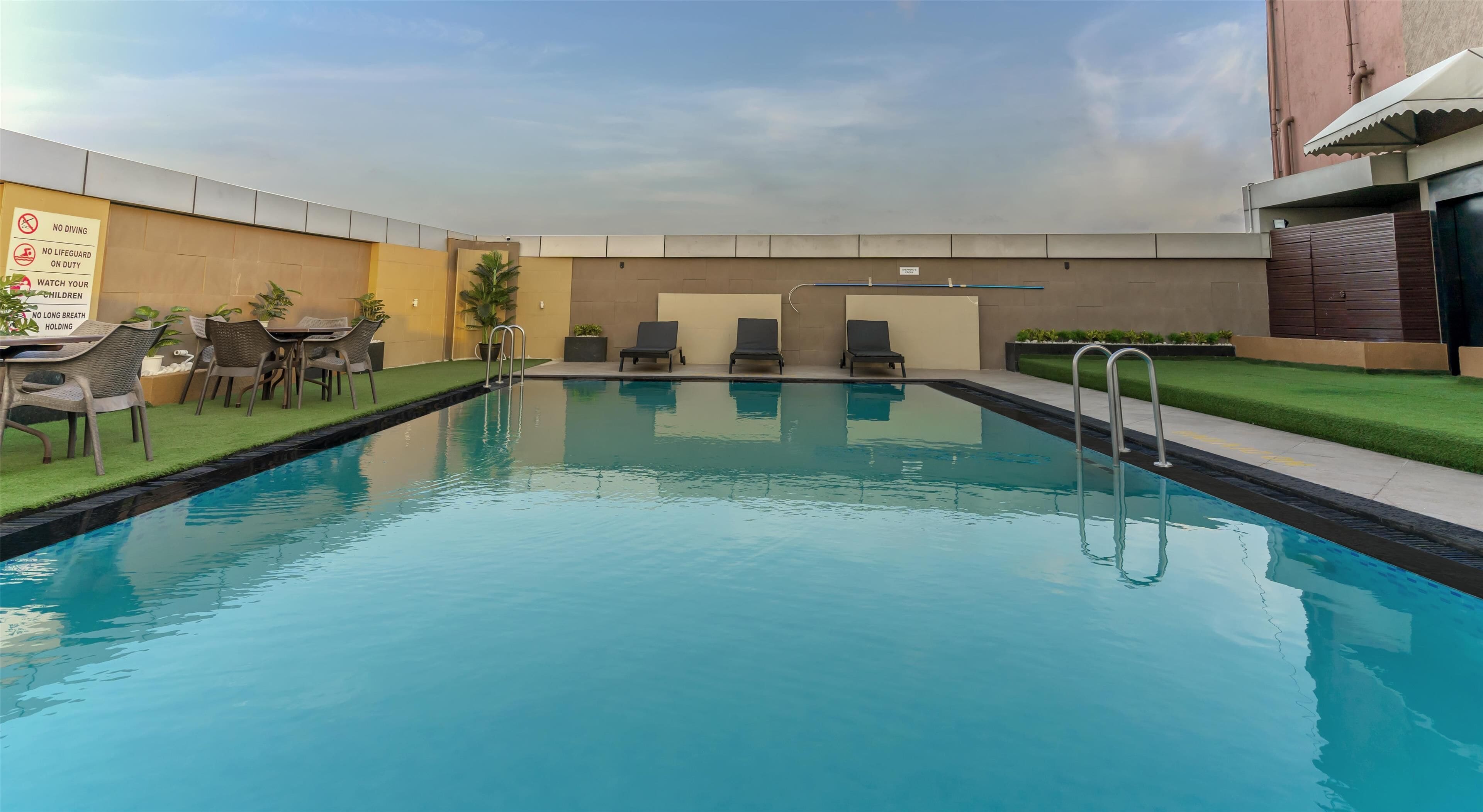 야외 수영장, 07:00 ~ 19:00 오픈, 일광욕 의자