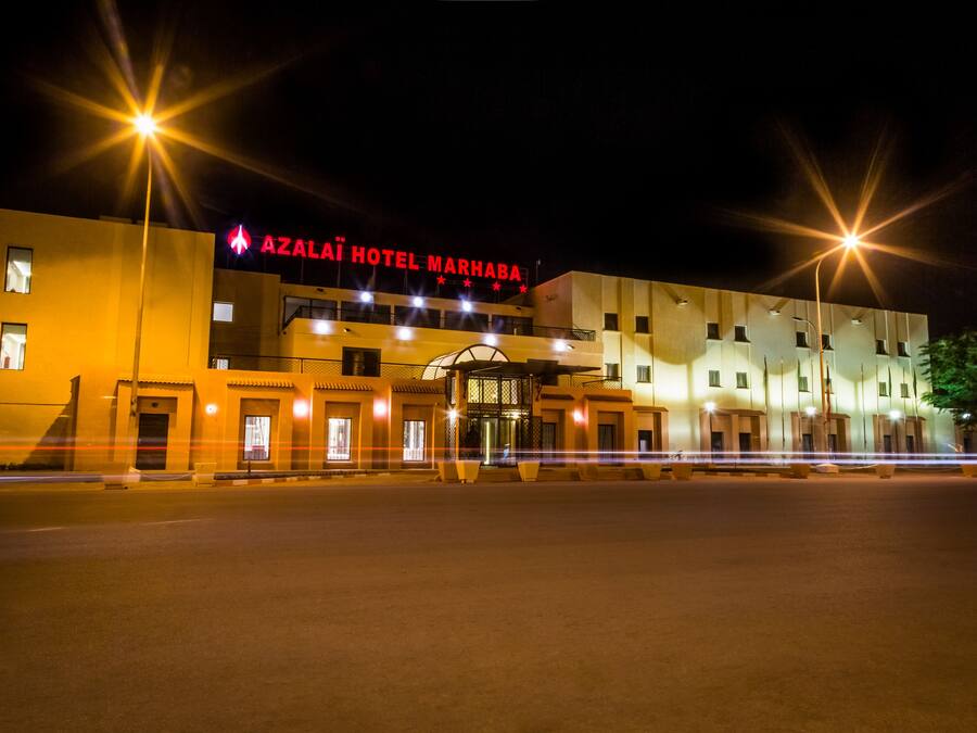 Hotel Azalai Marhaba con una entrada destacada y varios balcones.