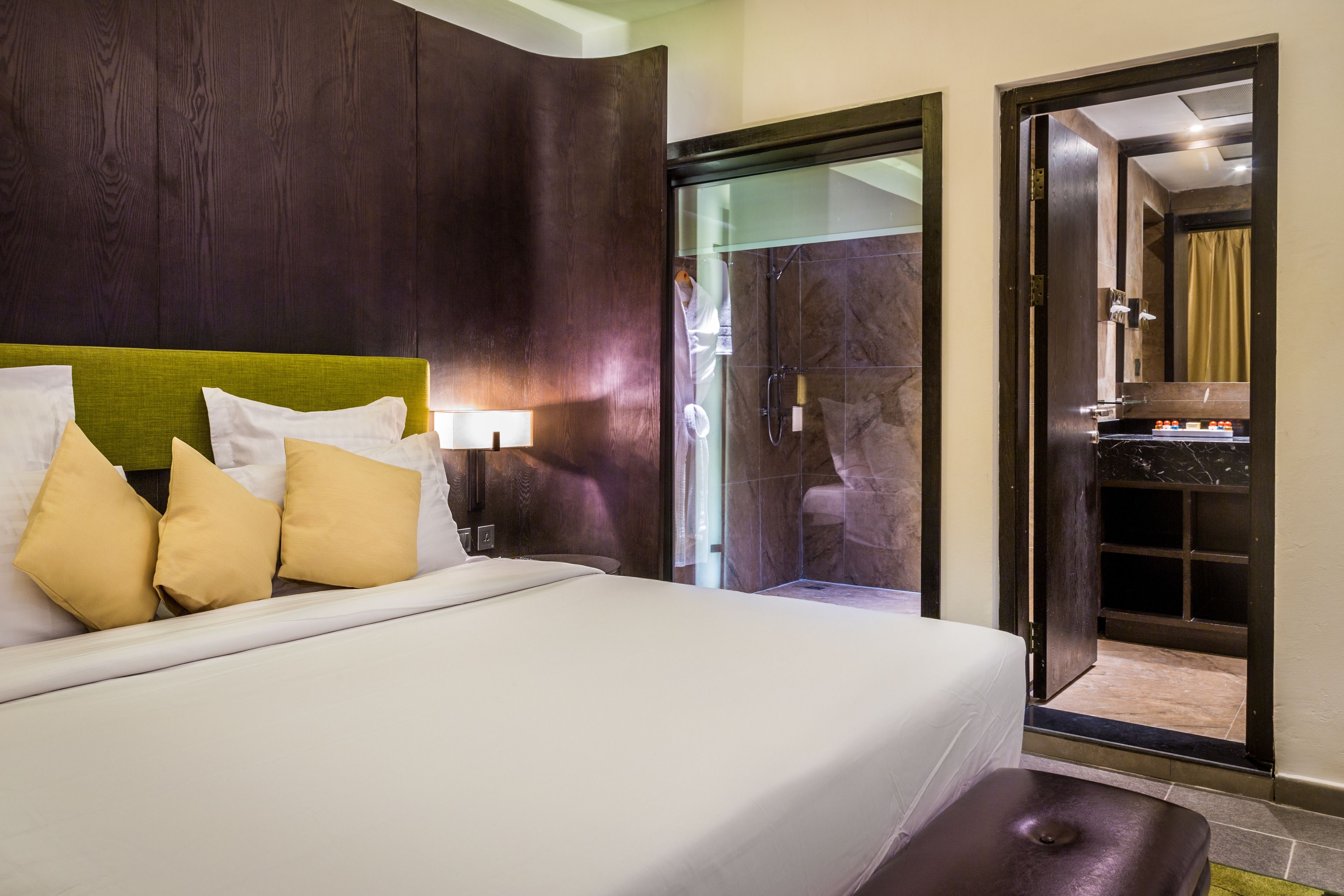 Chambre Double Deluxe | Minibar, coffres-forts dans les chambres, bureau, rideaux occultants