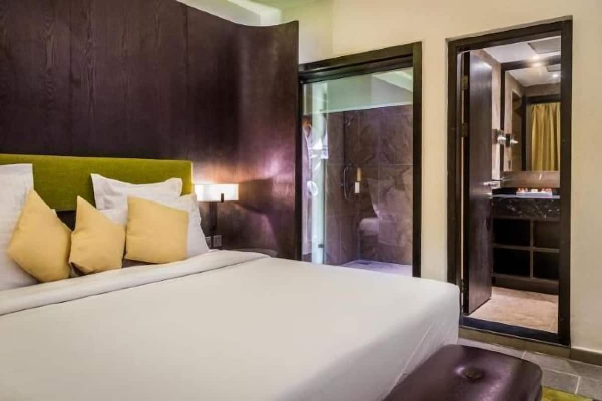 Minibar, coffres-forts dans les chambres, bureau, rideaux occultants