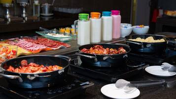 Un bufé con diversos alimentos y salsas.