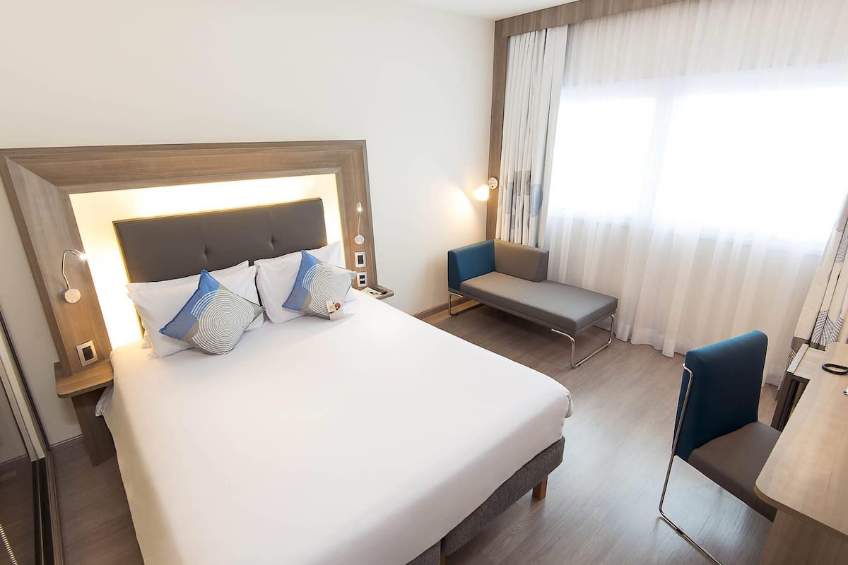 Frigobar, cofres nos quartos, escrivaninha, cortinas blackout