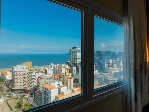 Vista de la ciudad desde una ventana con cielo despejado.