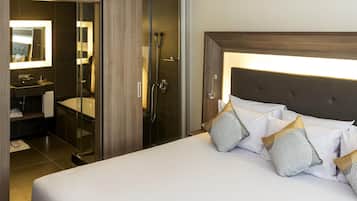 Frigobar, cofres nos quartos, escrivaninha, cortinas blackout
