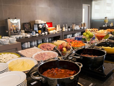 Breakfast, lunch, dinner served; international cuisine