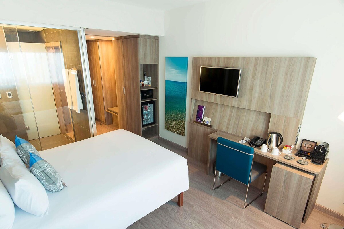 Executive Apartment, 1 Queen Bed | Minibar, in-room safe, desk, blackout drapes