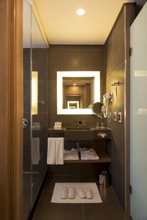 Douche, articles de toilette écologiques, sèche-cheveux