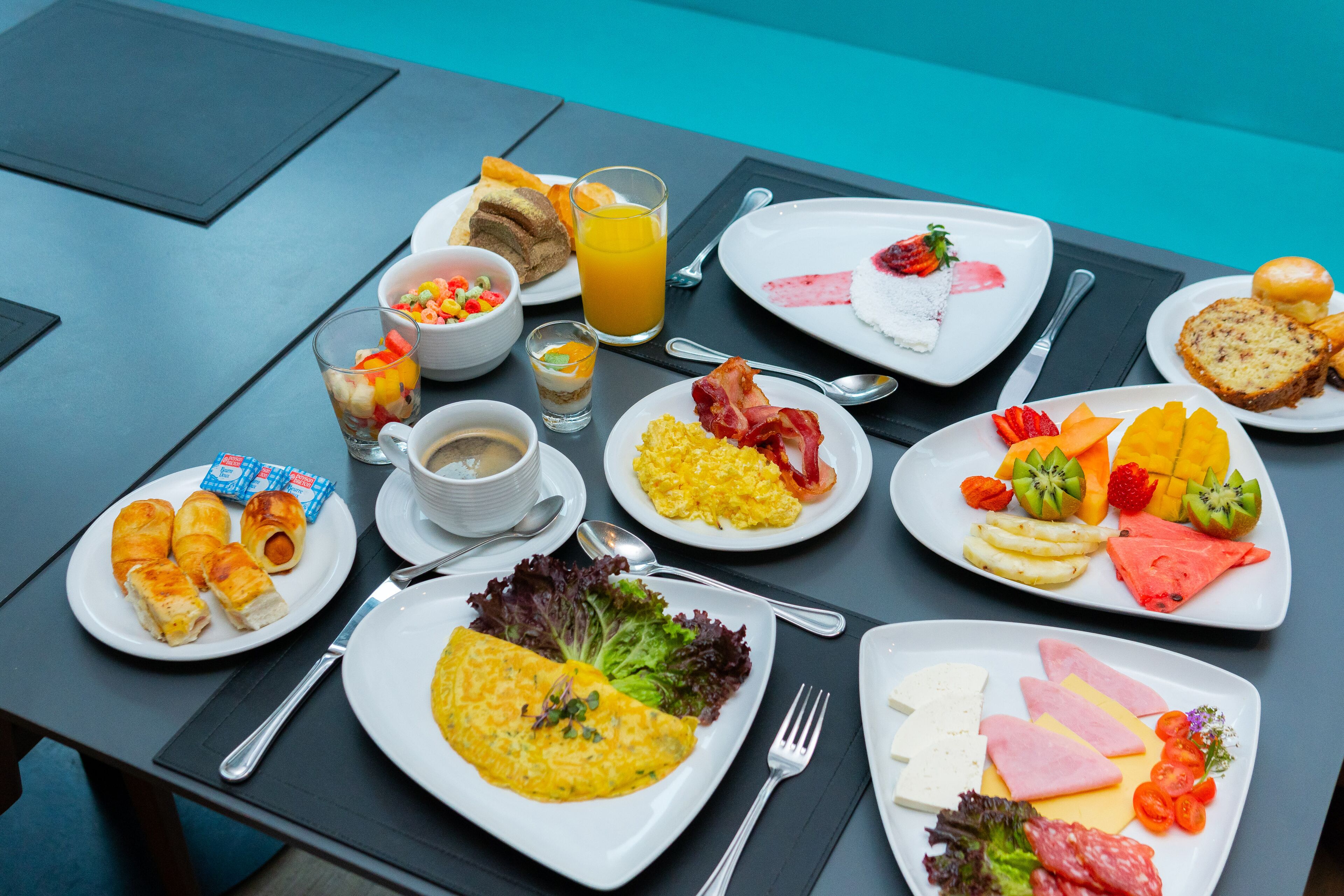 breakfast, lunch, dinner served; international cuisine