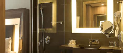 Departamento ejecutivo, 1 cama Queen size | Baño | Regadera, amenidades de baño ecológicas, secadora de cabello, toallas