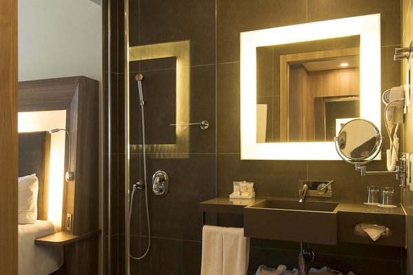 Executive Apartment, 1 Queen Bed | Bathroom | Shower, eco-friendly toiletries, hair dryer, towels