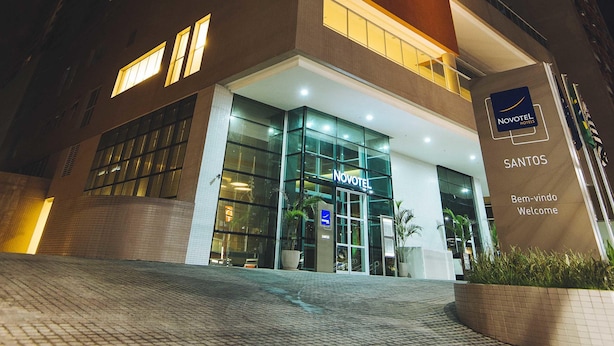 A Novotel hotel with a modern facade, large glass windows, and a welcoming entrance. - Novotel Santos Gonzaga (Santos)
