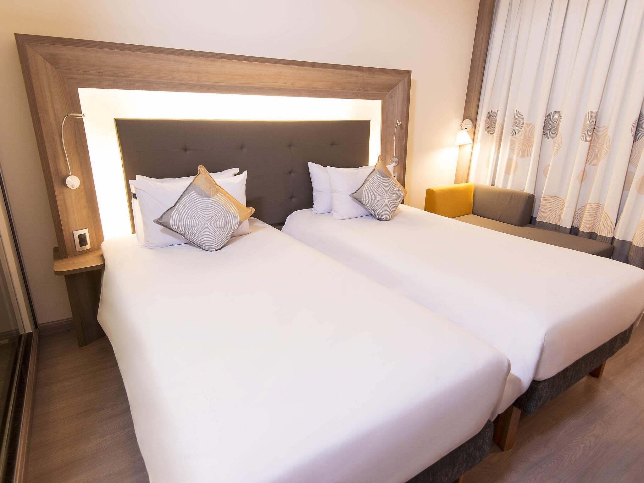 Căn hộ Superior, 2 giường đơn | Minibar, két bảo mật tại phòng, bàn, màn/rèm cản sáng 