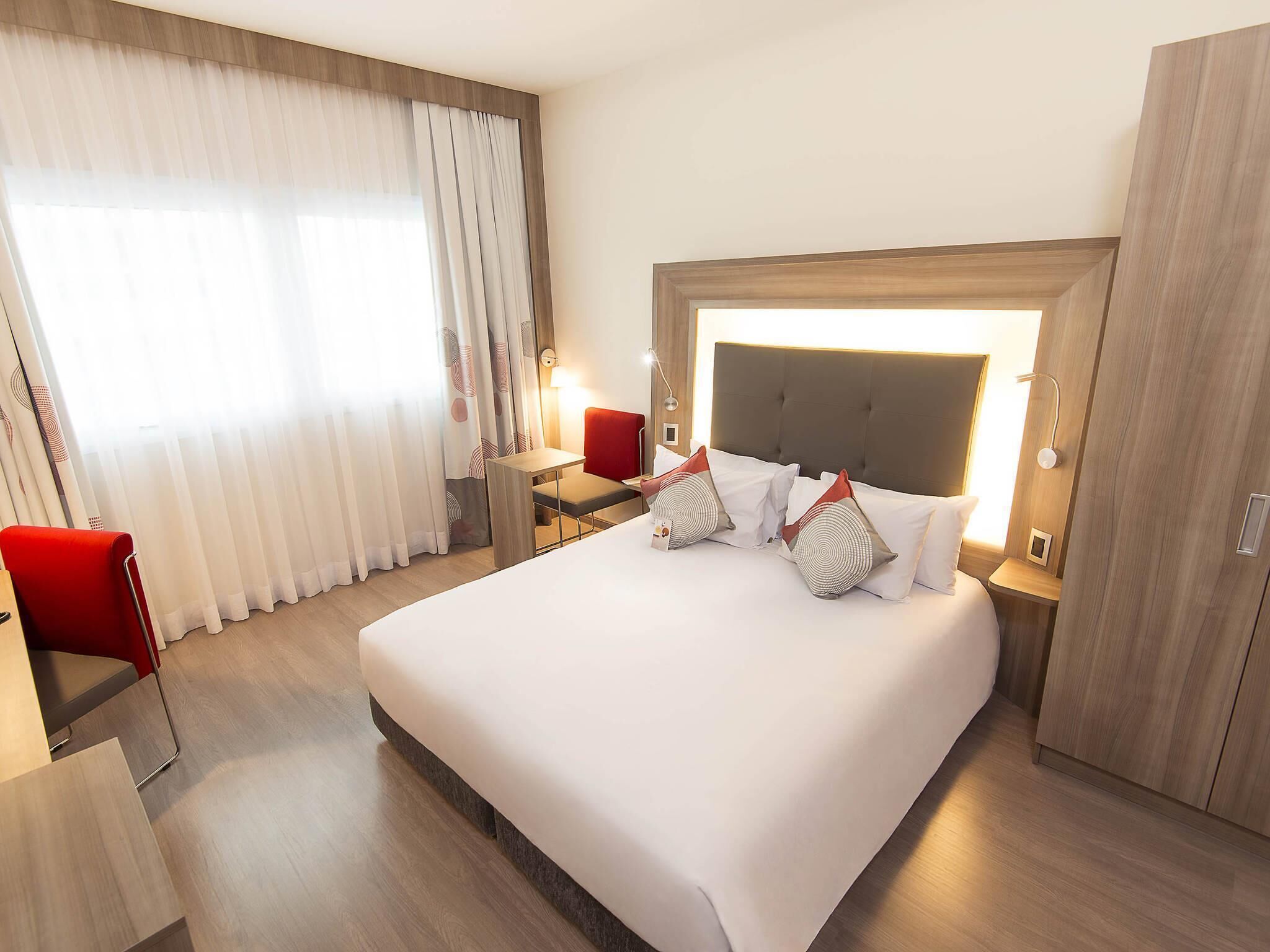 Frigobar, cofres nos quartos, escrivaninha, cortinas blackout