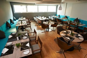 Se sirven desayunos, almuerzos y cenas; cocina internacional