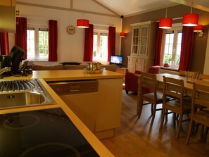 Comfort Bungalow, 3 Bedrooms | Private kitchen | Full-sized fridge, microwave, stovetop, dishwasher - Park Molenheide (Houthalen-Helchteren)