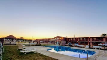 Alberca al aire libre por temporada y camastros