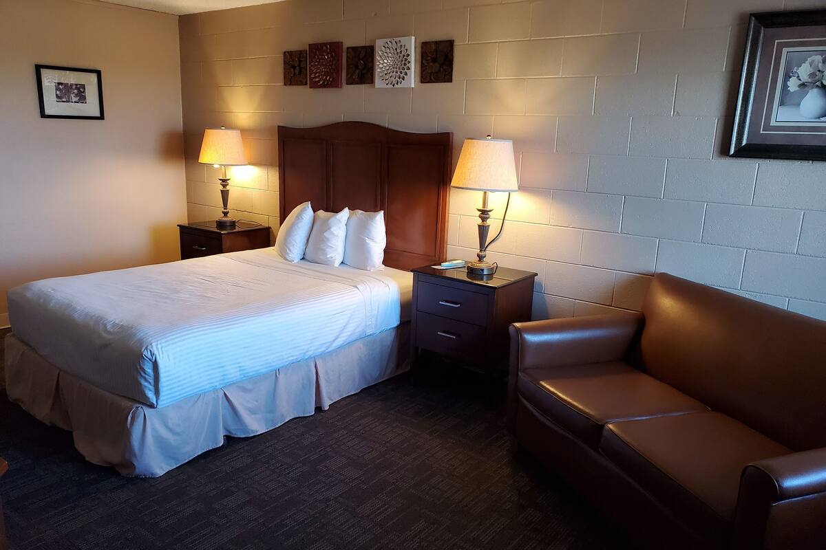 economy room, 1 queen bed, non smoking | 1 bedroom, desk, iron/ironing board, free wifi