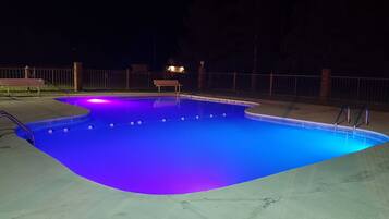 Alberca al aire libre por temporada y camastros