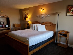 Deluxe Single Room, 1 King Bed, Non Smoking | Desk, iron/ironing board, free WiFi, bed sheets - Kansas Country Inn (Oakley)