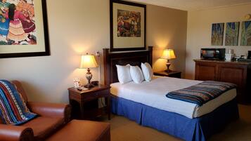 Habitación individual Deluxe, 1 cama Queen size | Escritorio, tabla de planchar con plancha, wifi gratis y ropa de cama