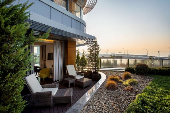 Suite, Balcony, Garden View | Terrace/patio - Radisson Blu Hotel Istanbul Ottomare (Istanbul)