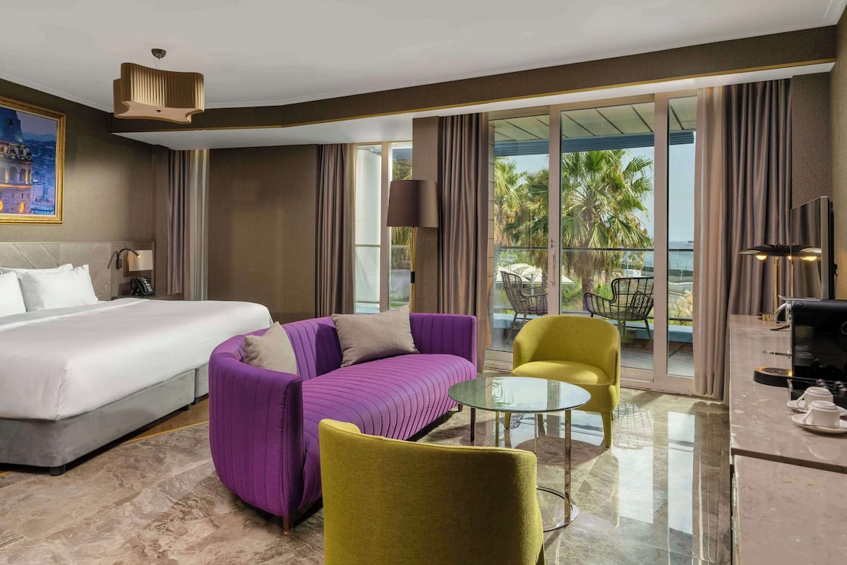 Kuştüyü yorgan, minibar, odada kasa, güneşlik/perde 